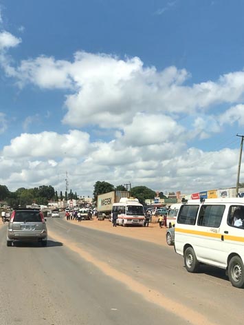 Vom Flughafen Lusaka aus machten wir uns mit dem Auto auf den Weg in Richtung unseres Projektstandortes, in der Nähe der Stadt Kabwe.